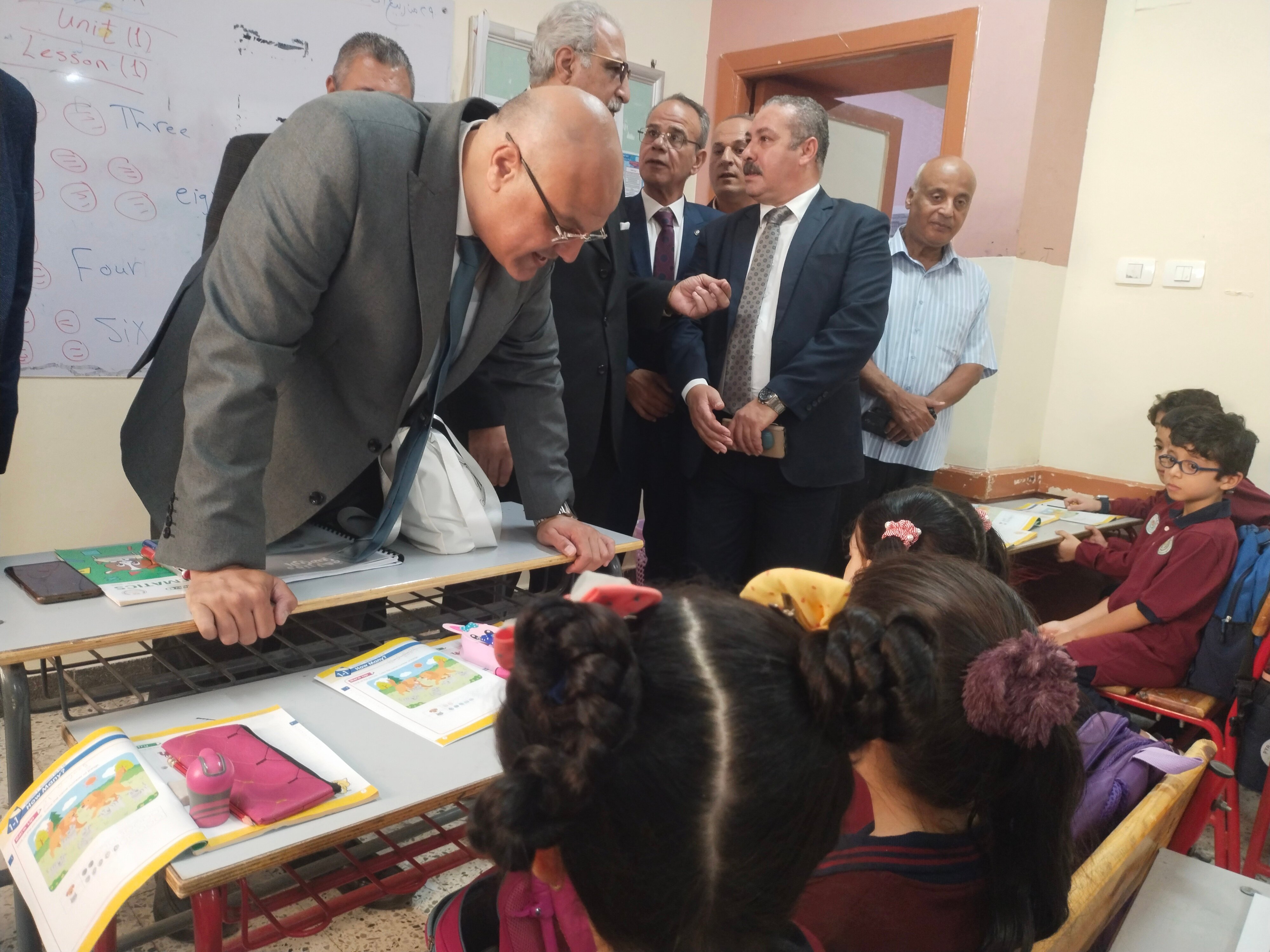 محافظ القليوبية يتفقد انتظام الدراسة بأول أيام العام الدراسى الجديد (7)