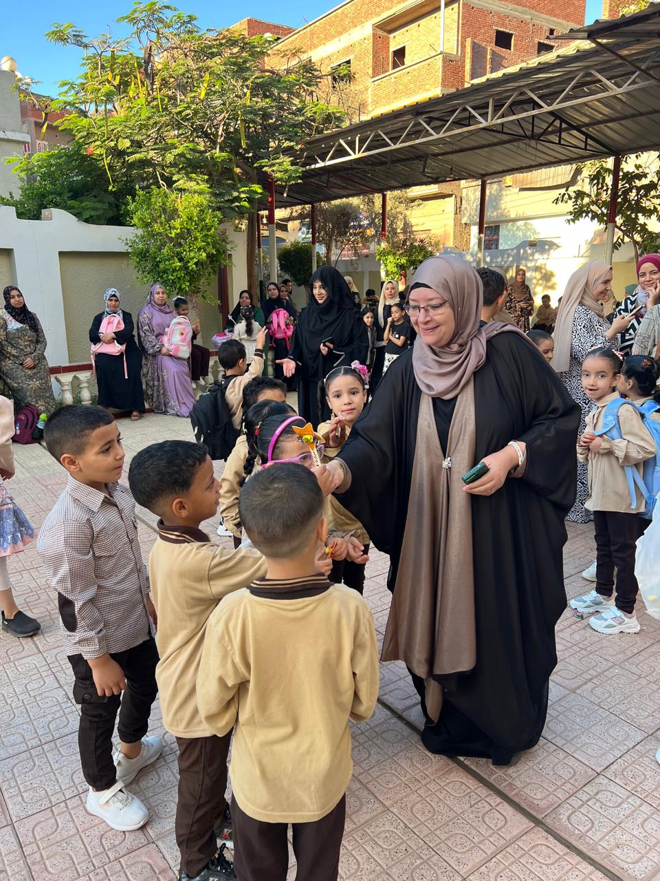 مديرة المدرسة رفقة الطلاب