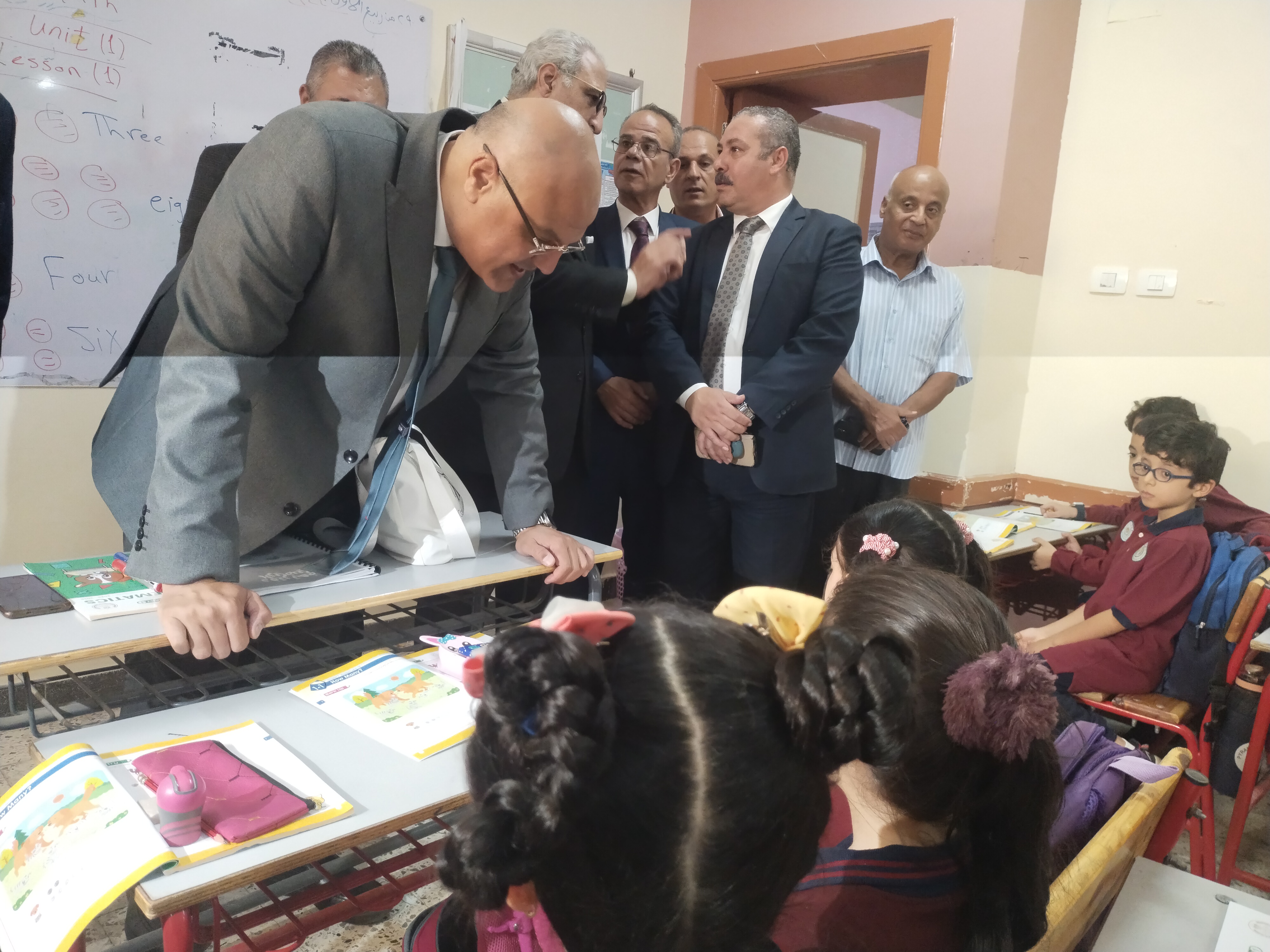 محافظ القليوبية يتفقد انتظام الدراسة بأول أيام العام الدراسى الجديد (1)