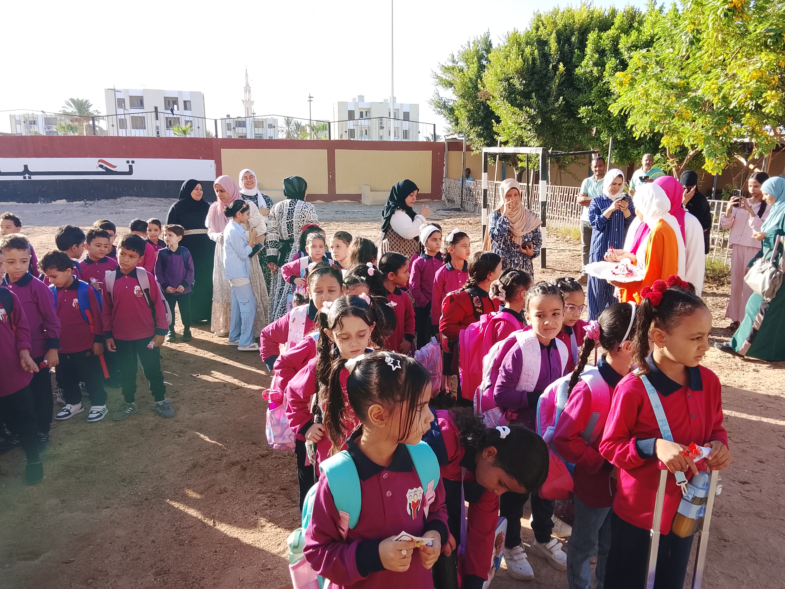 استقبال طلاب والتلاميذ فى أول يوم دراسى بجنوب سيناء بالبالونات والهدايا (4)
