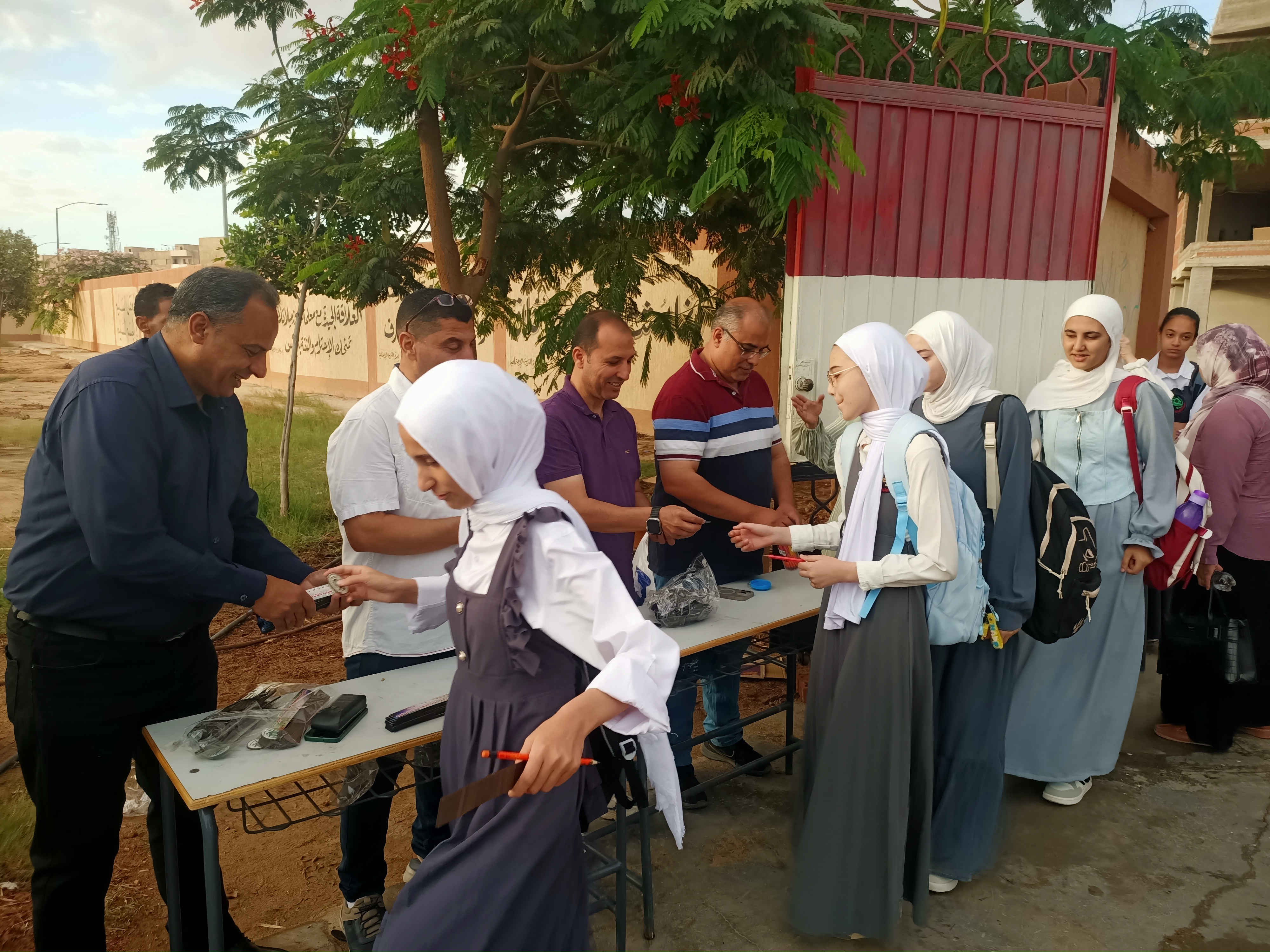 توزيع الهدايا على الطلاب فى أول أيام دراسة (1)