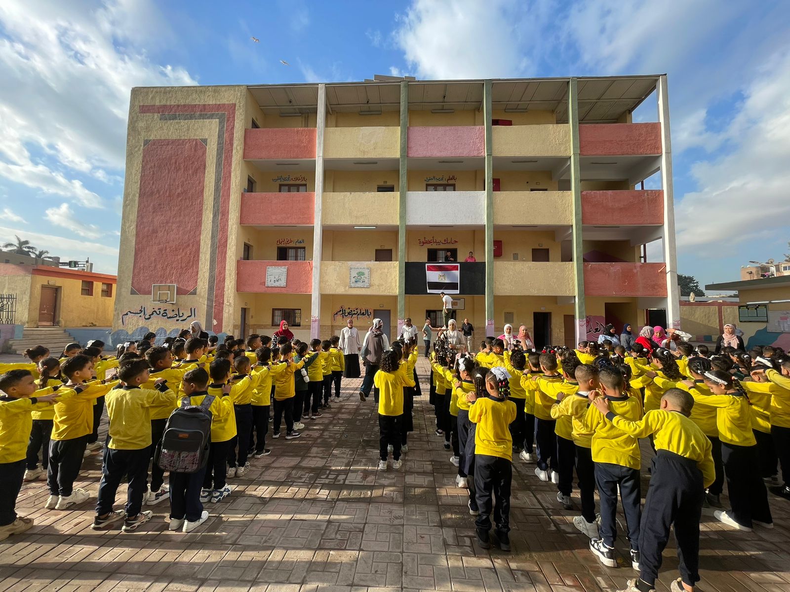 طلاب مدرسة محمد كُريم الابتدائية المشتركة التابعة لإدارة جنوب الجيزة التعليمية