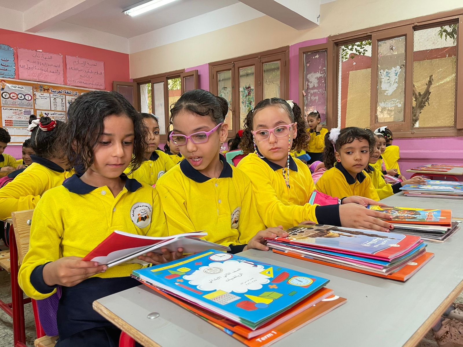 الكتب المدرسية مع الطلاب