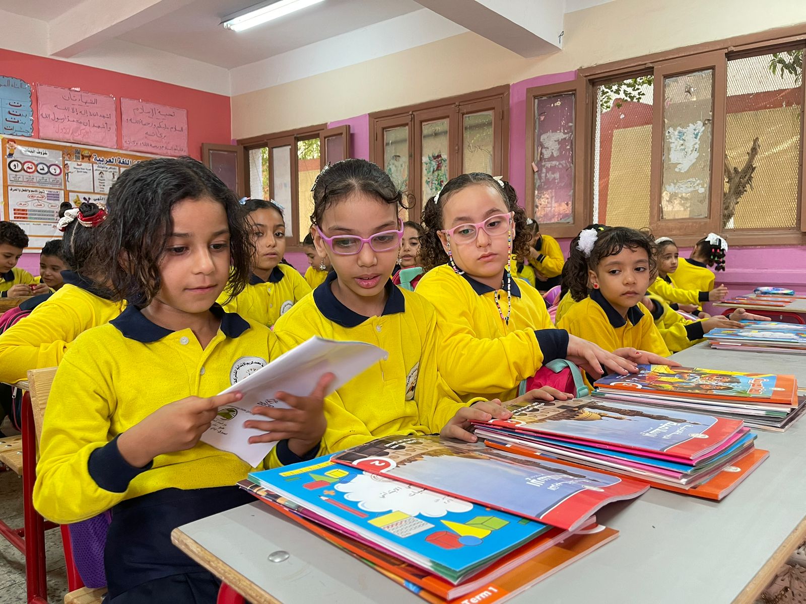 الطلاب داخل الفصول الدراسية