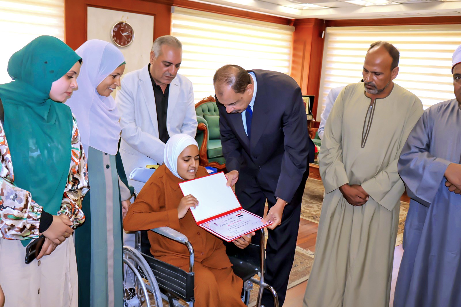 محافظ سوهاج يكرم اية السيد الاولى على الاعدادية الازهرية محافظ سوهاج يكرم اية السيد الاولى على الاعدادية الازهرية