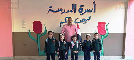 مدير مدرسة الأبطال الرسمية يستقبل الطلاب مدير مدرسة الأبطال الرسمية يستقبل الطلاب