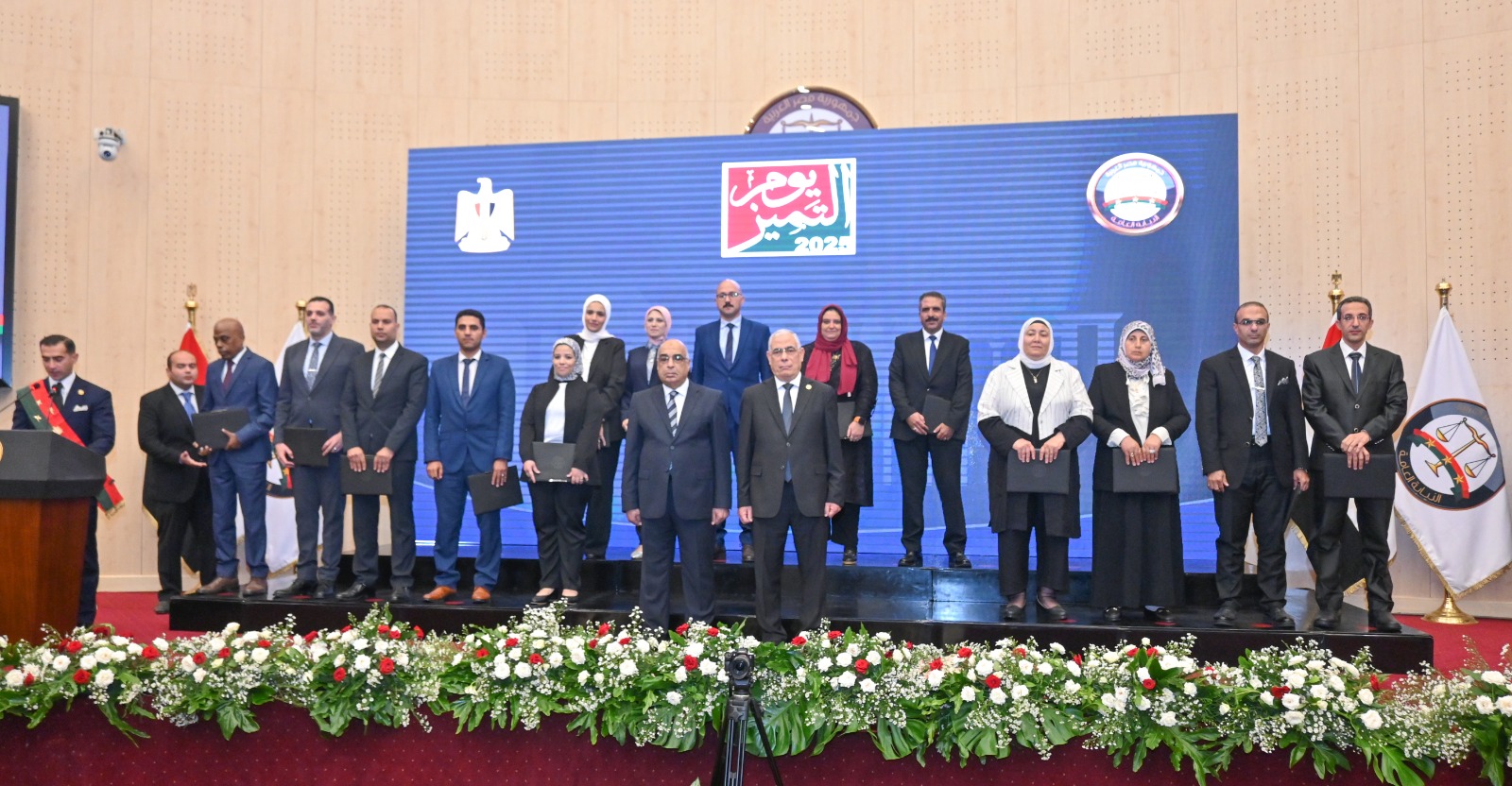 تكريم أعضاء النيابة العامة وموظفيها المتميزين 13