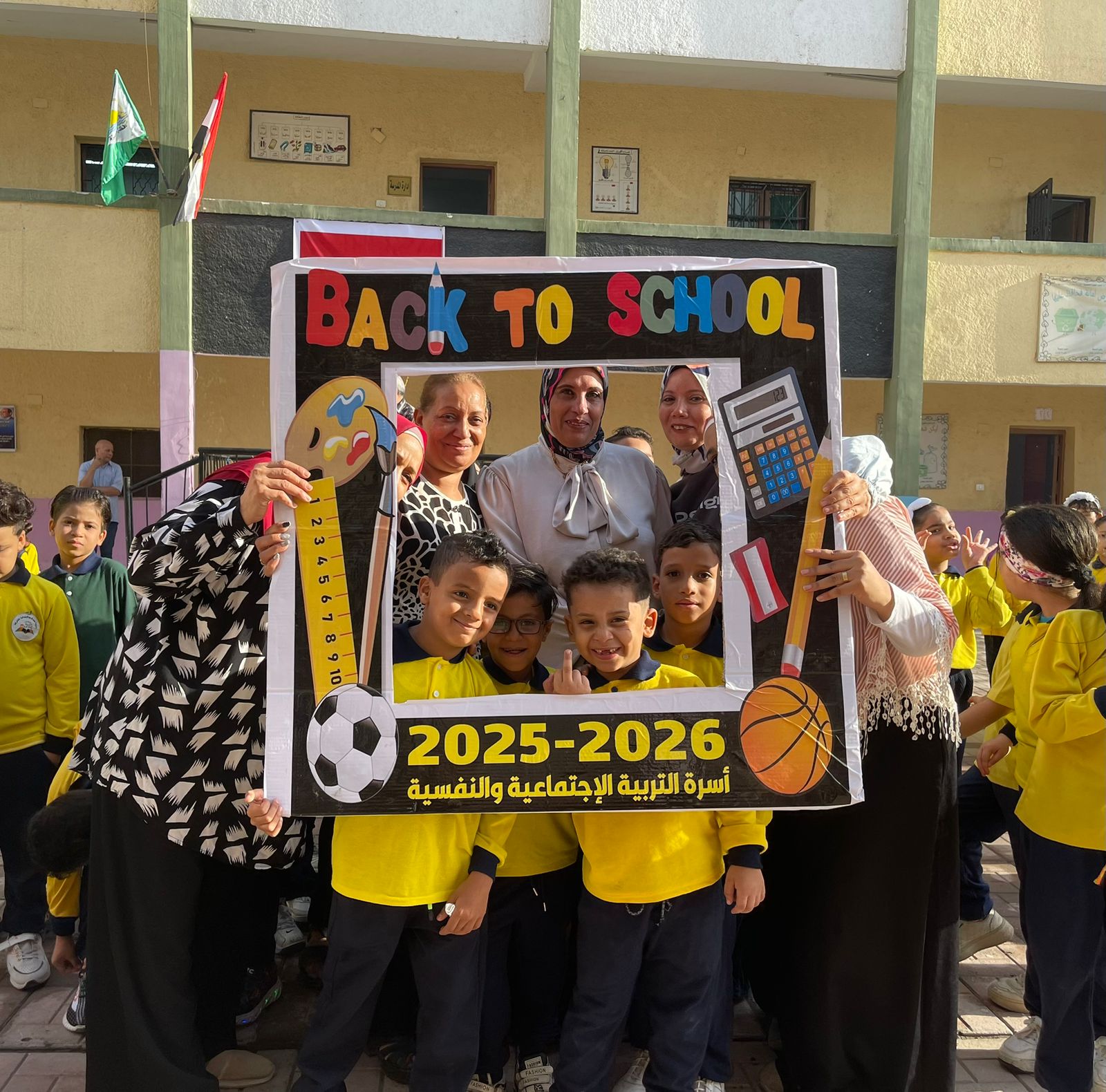 مدارس الجيزة تستقبل تلاميذ ابتدائى بأجواء احتفالية مبهجة