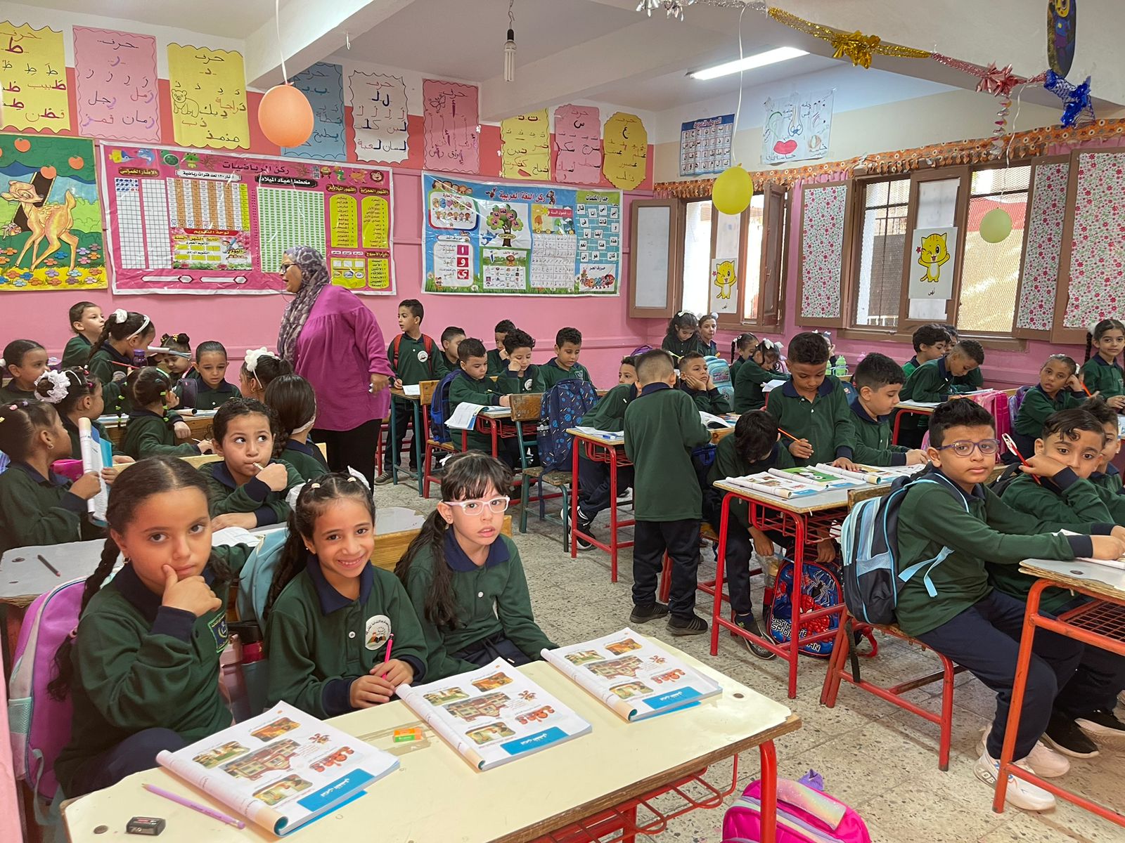 تسليم الكتب لتلاميذ ابتدائى فى الجيزة