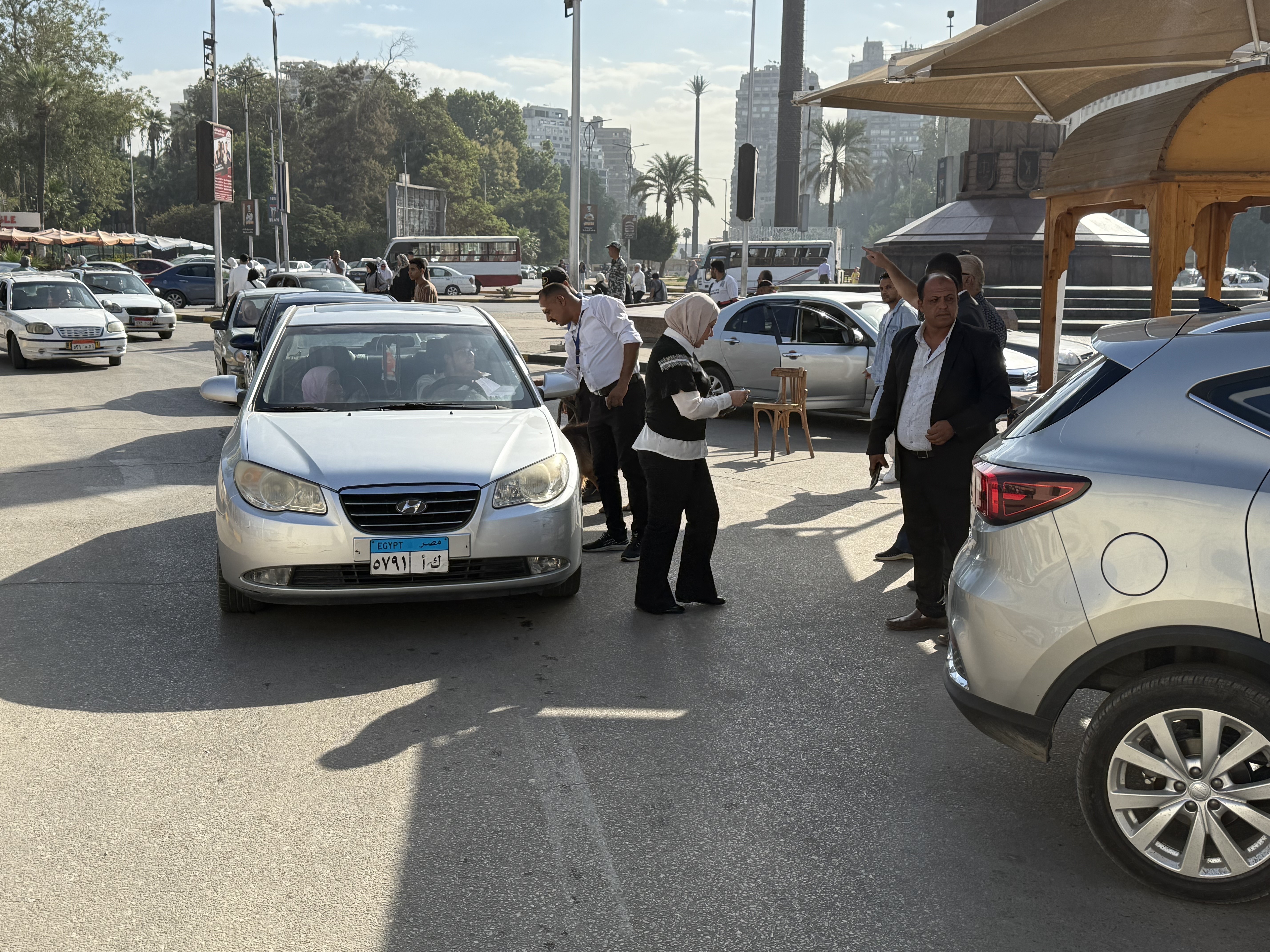 تكثيف للأمن الإدارى لفحص السيارات