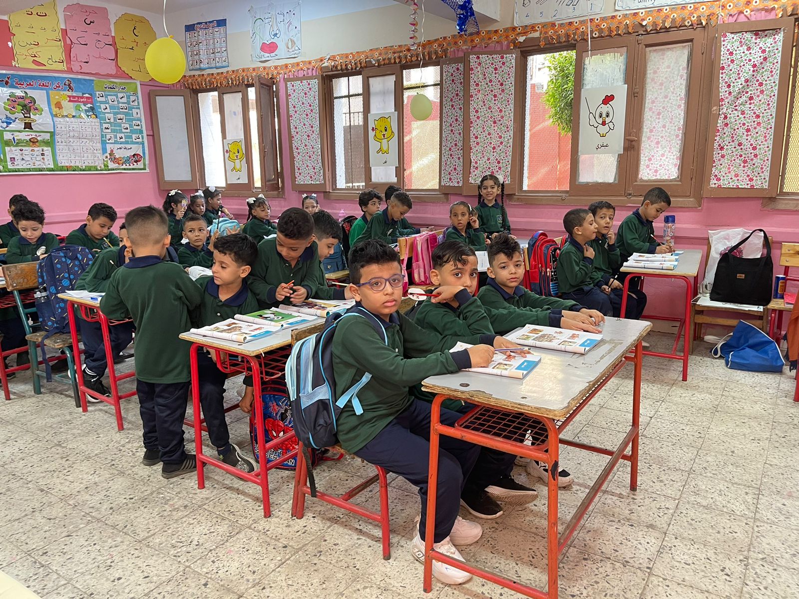 توزيع الكتب المدرسية على الطلاب