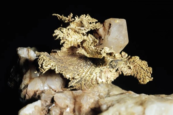 قطعة من الذهب الطبيعى 