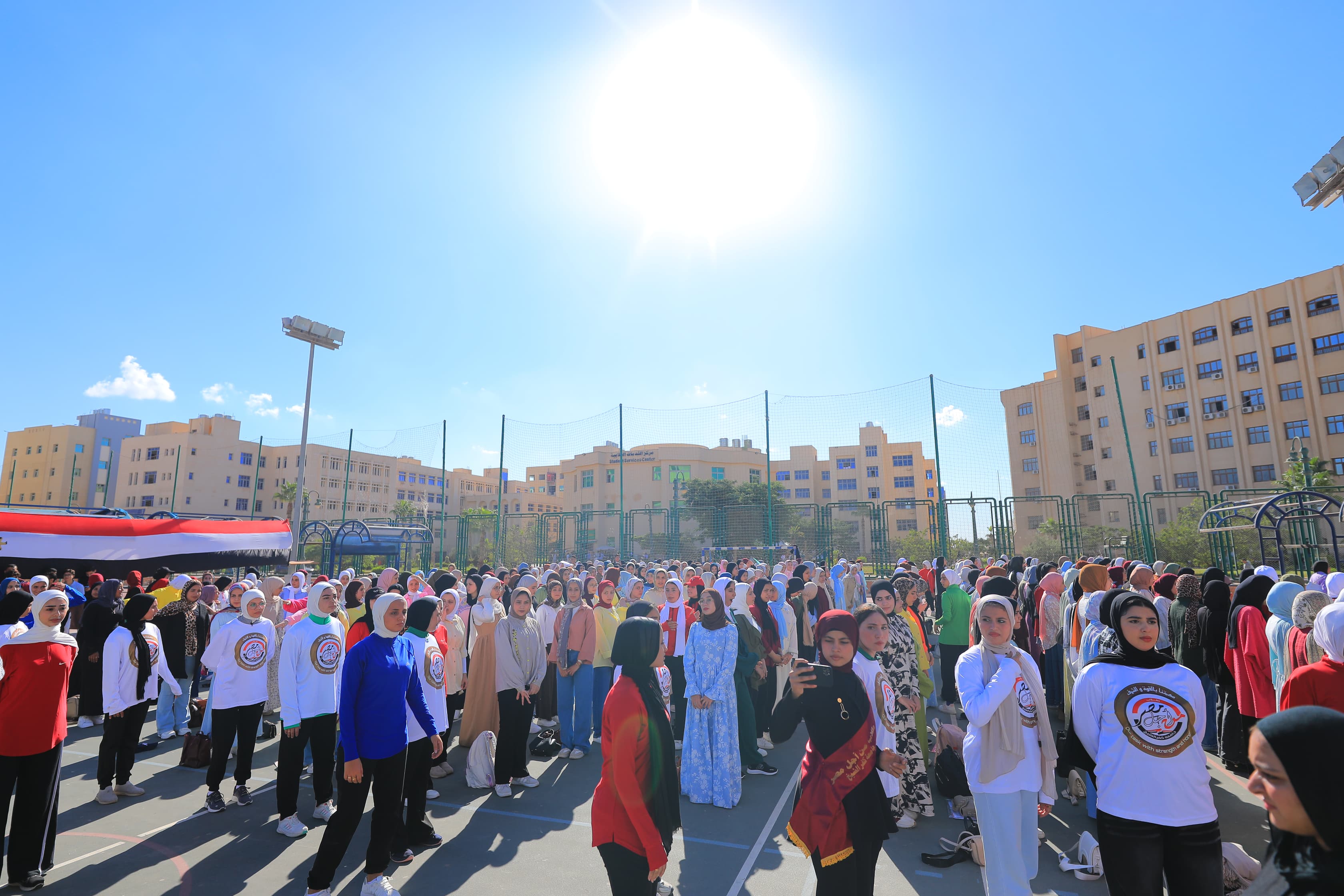 طالبات الجامعة يشاركون في تحية العلم
