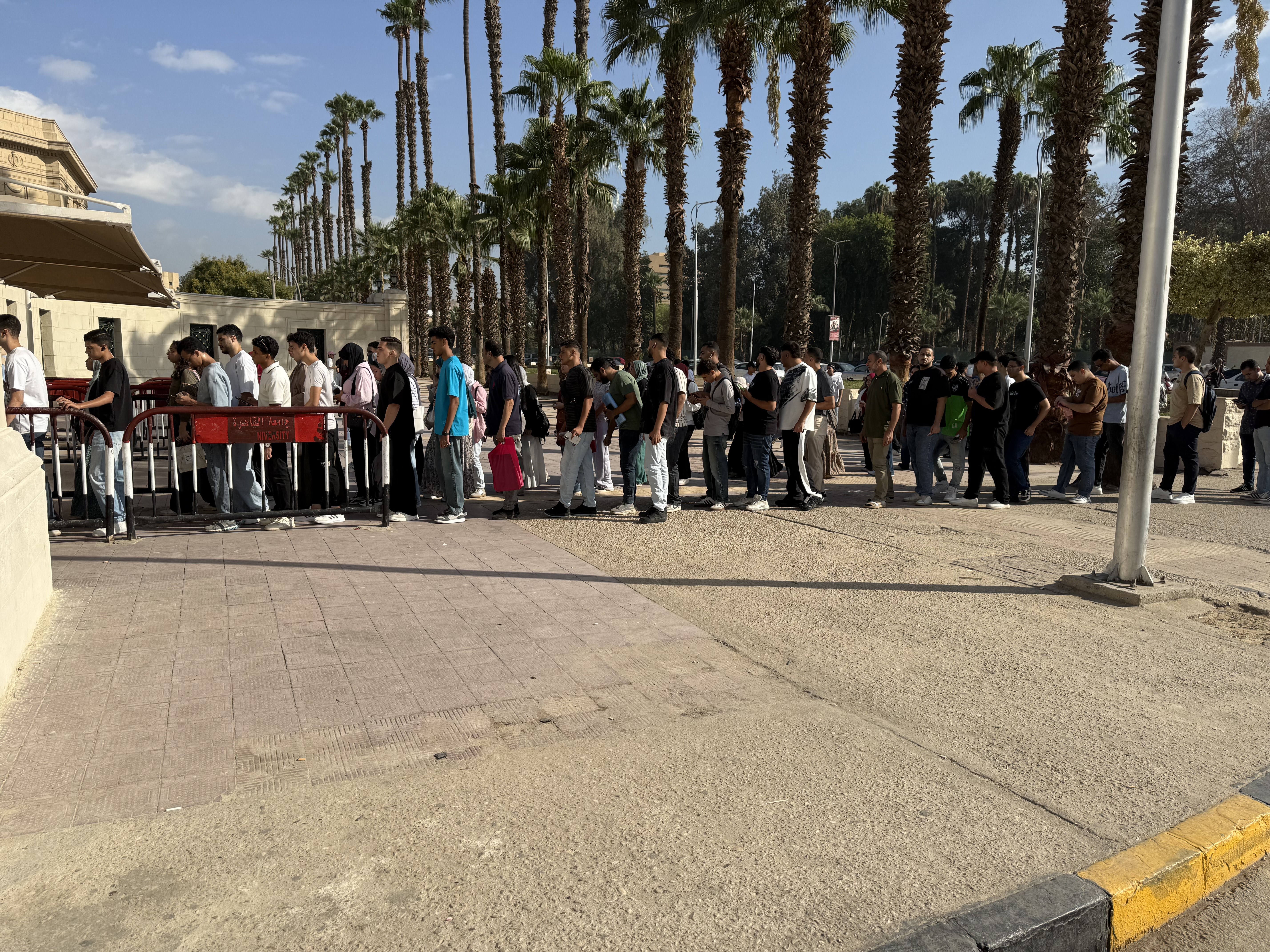 توافد طلاب جامعة القاهرة