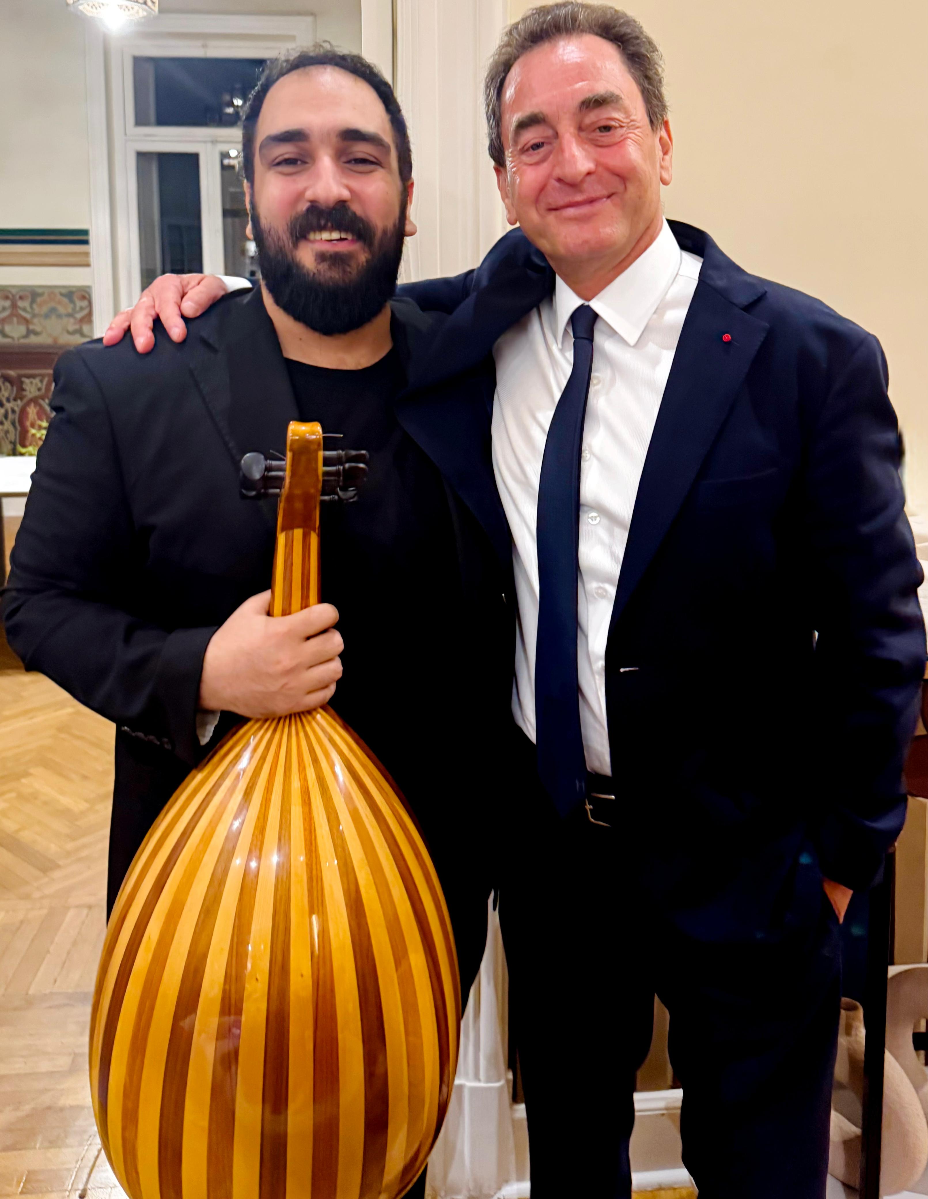 يوسف عباس مع السفير الفرنسي