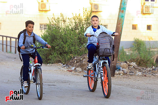 الطلبة يذهبون اللى المدرسة