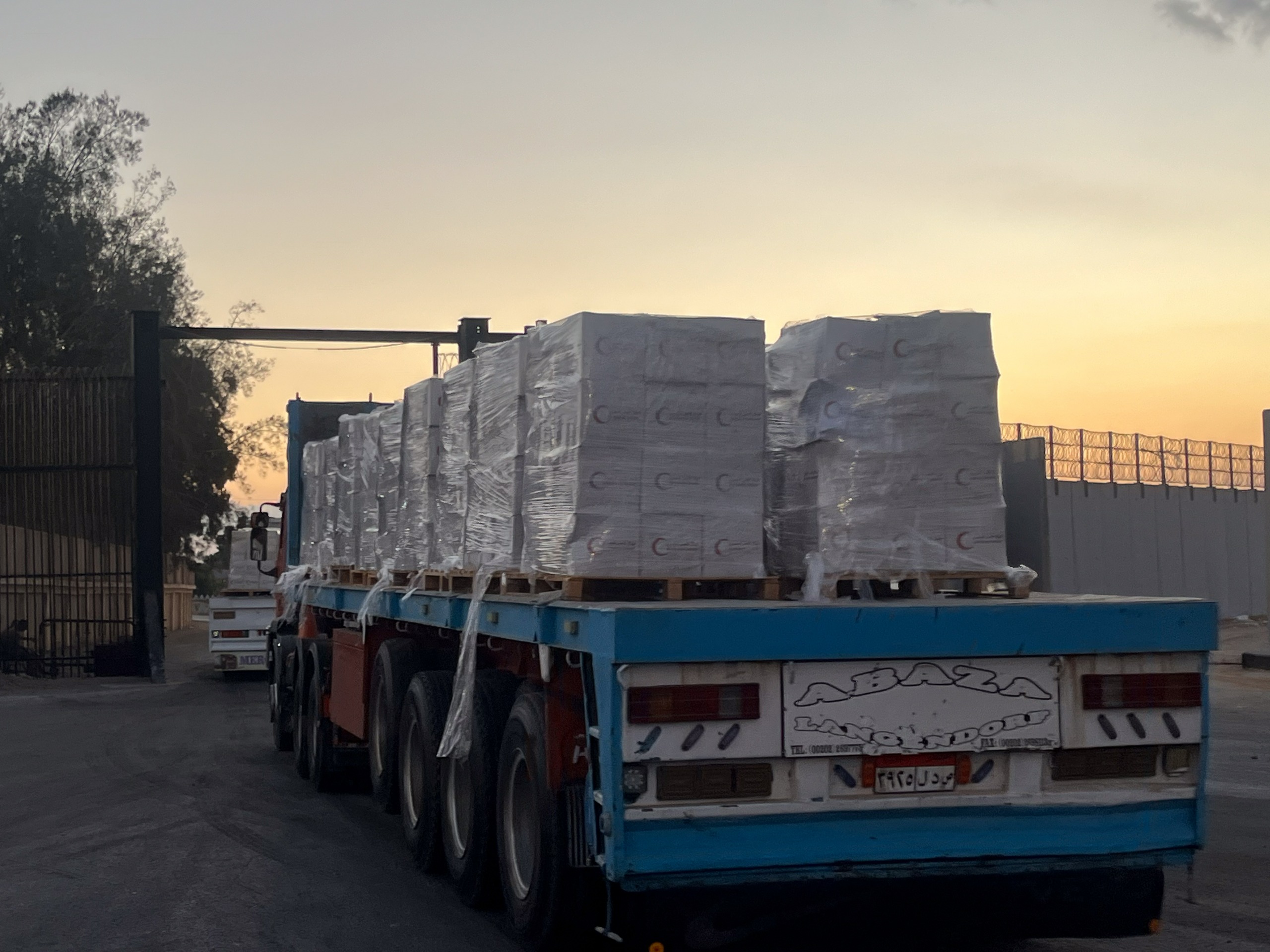 الهلال الأحمر المصري يُطلق قافلة «زاد العزة» الـ 41