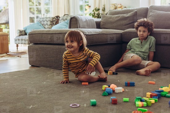 اطفال يلعبون