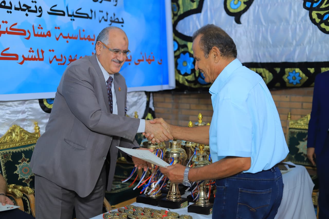 لحظات التكريم في حفل التجديف