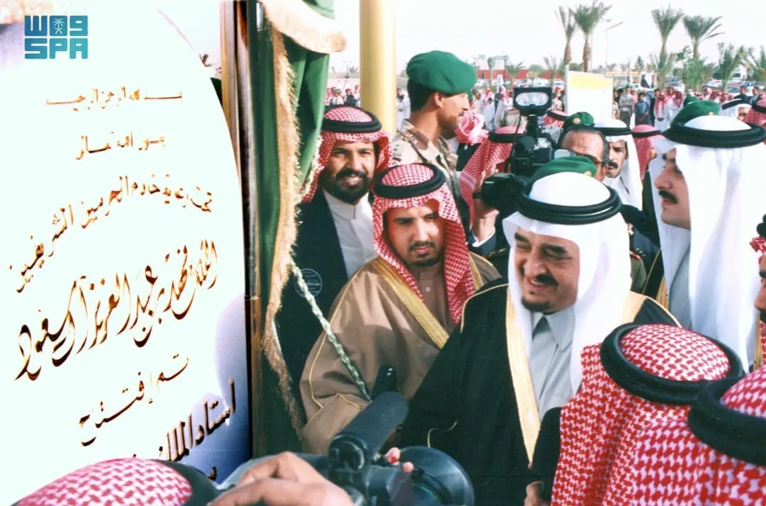 الملك فهد بن عبدالعزيز فى افتتاح أخد الاستادات الرياضية بالمملكة
