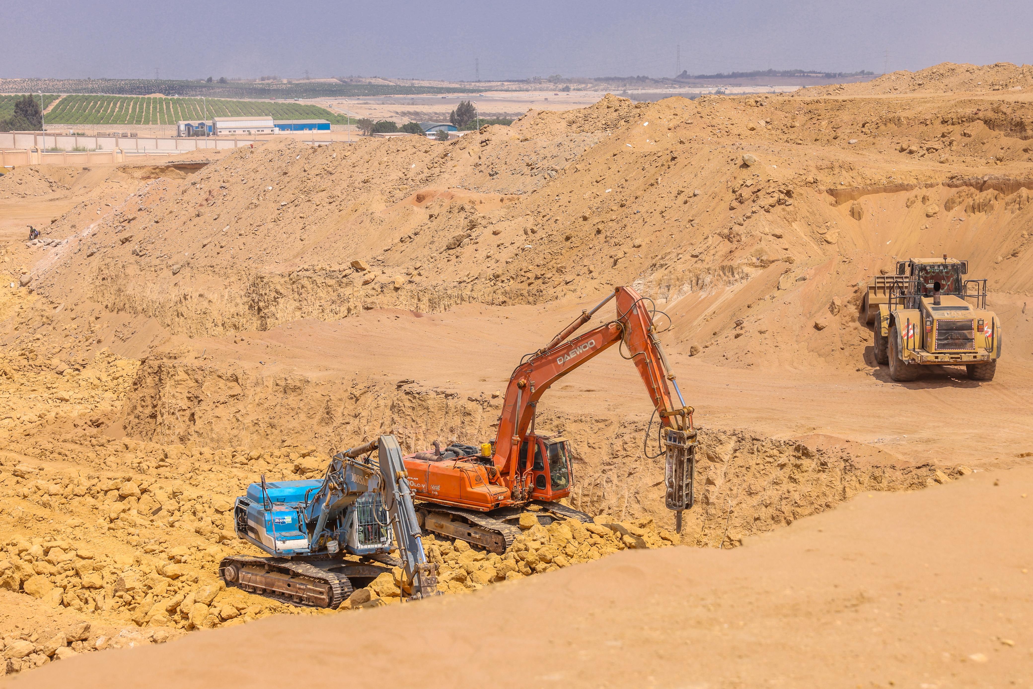 الحفر في ملعب الاهلي
