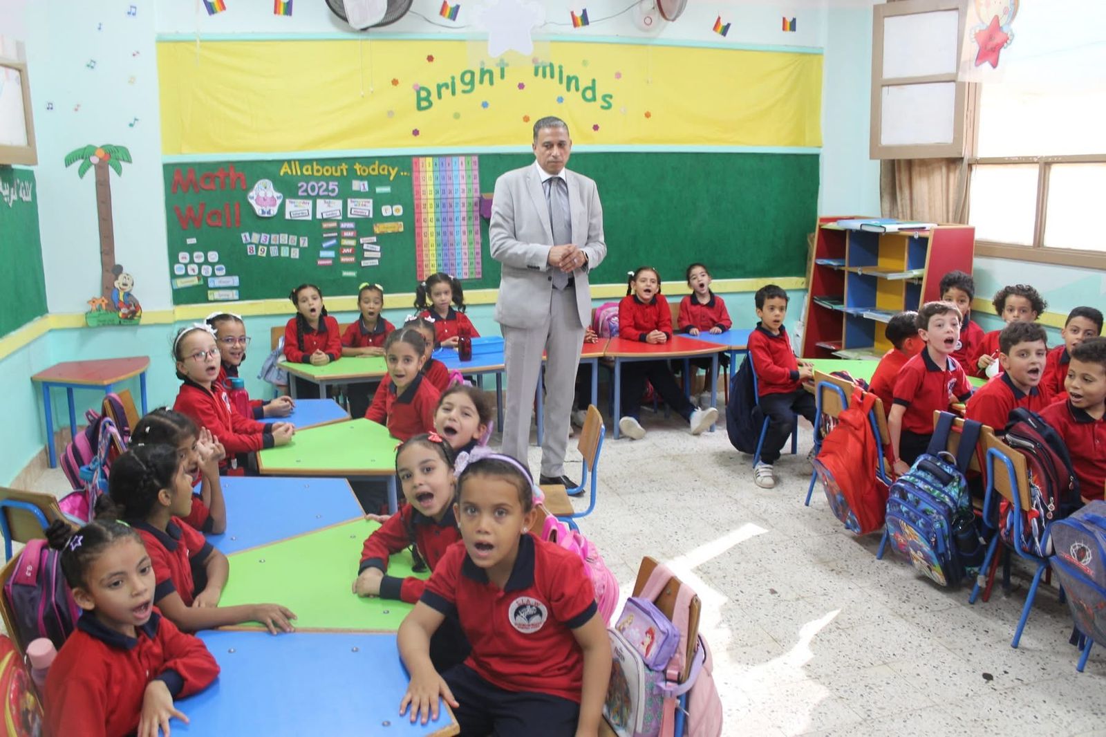 وكيل وزارة التعليم بالجيزة يتفقد انتظام الدراسة (1)
