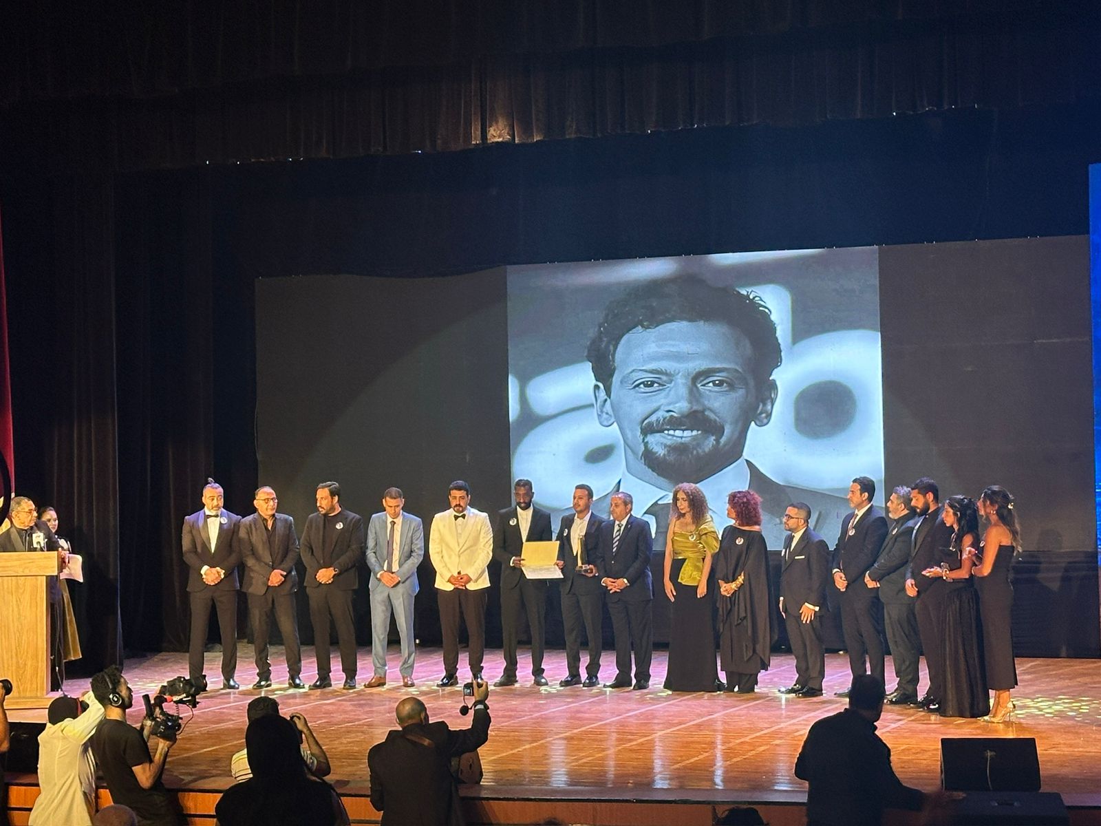 انهيار أرملة تيمور تيمور على مسرح ختام مهرجان بورسعيد السينمائي (1)