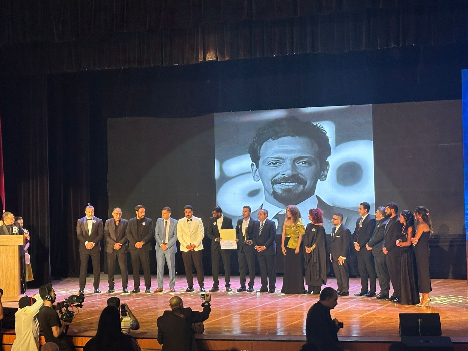 انهيار أرملة تيمور تيمور على مسرح ختام مهرجان بورسعيد السينمائي (4)