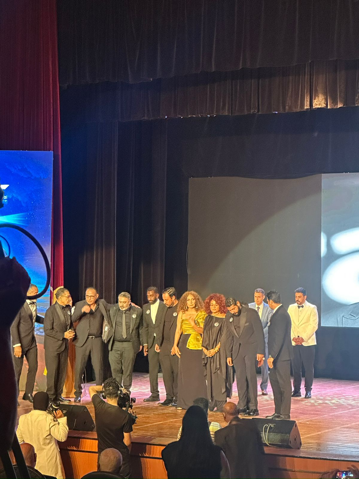 انهيار أرملة تيمور تيمور على مسرح ختام مهرجان بورسعيد السينمائي (2)