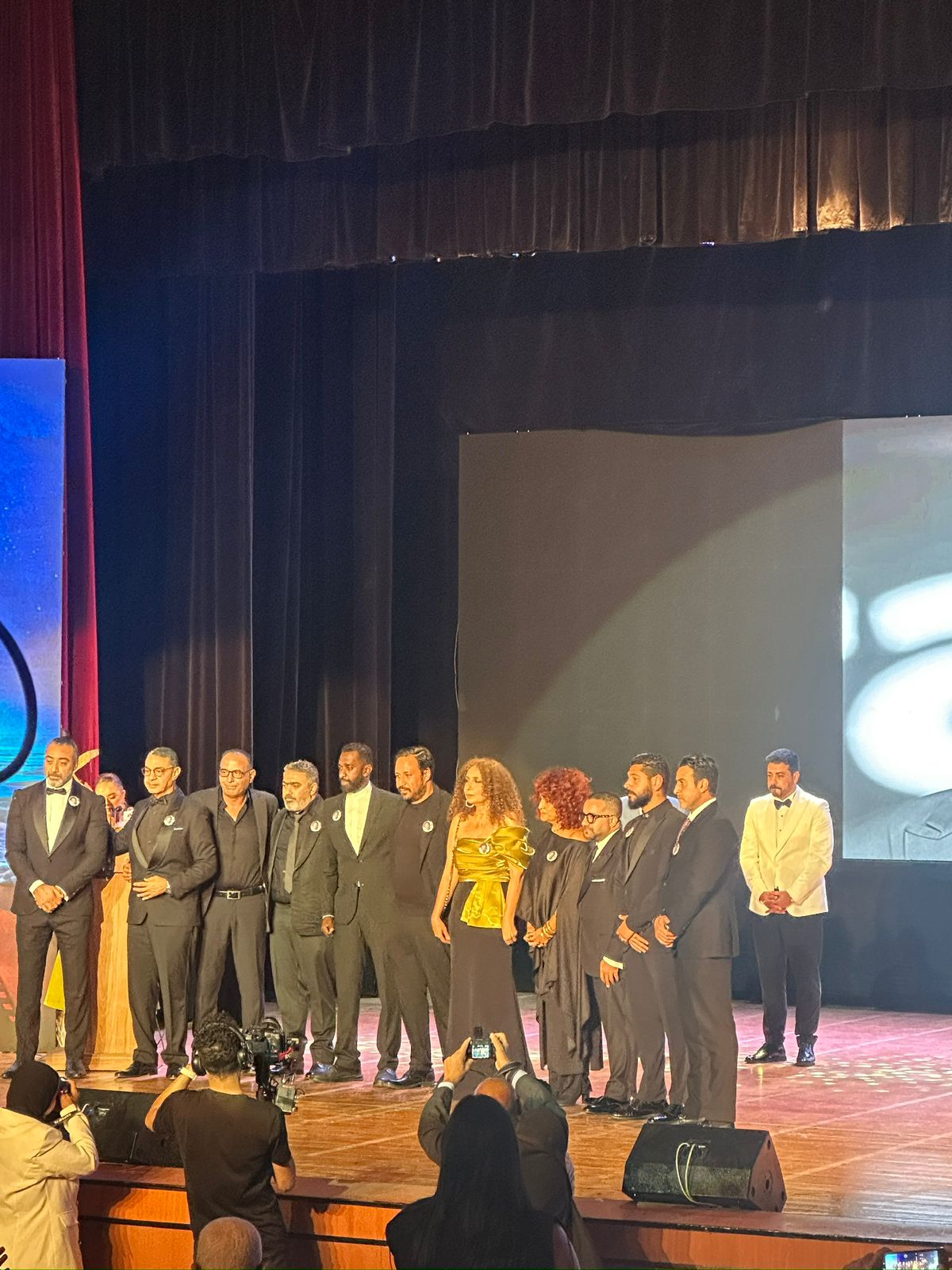 انهيار أرملة تيمور تيمور على مسرح ختام مهرجان بورسعيد السينمائي (3)