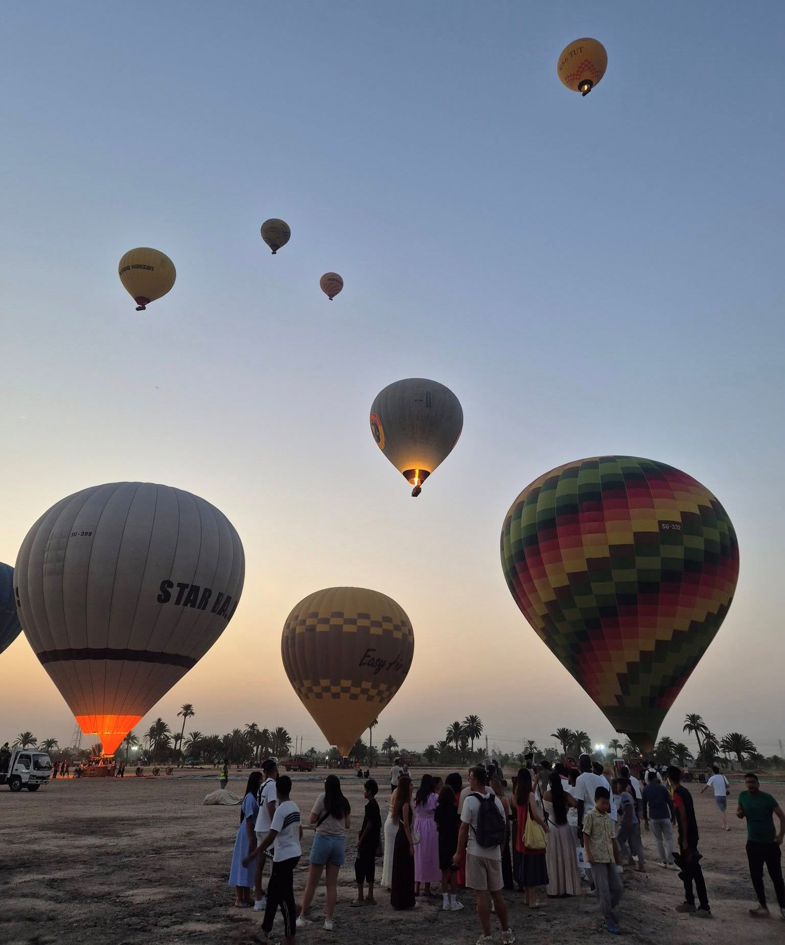 توافد الأجانب للإقلاع فى رحلات البالون غرب الأقصر