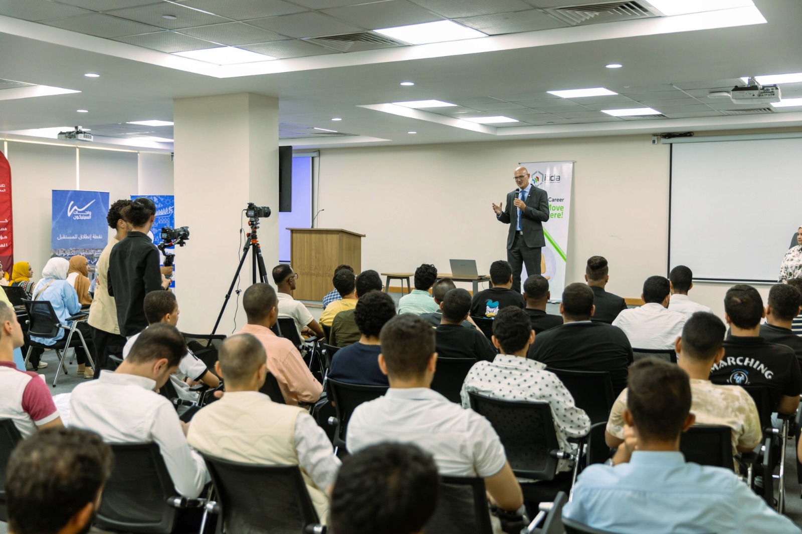 جانب من الملتقى جانب من الملتقى