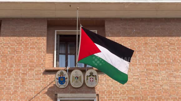 علم فلسطين بالسفارة في لندن