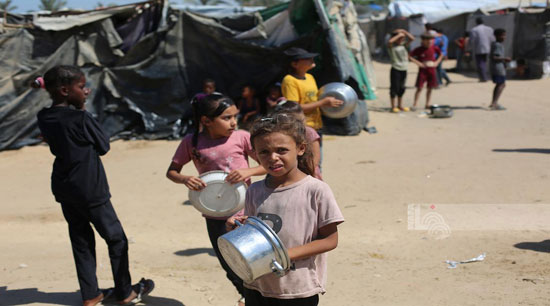 إنسانية مؤلمة تعكسها عيون الأطفال الجائعين