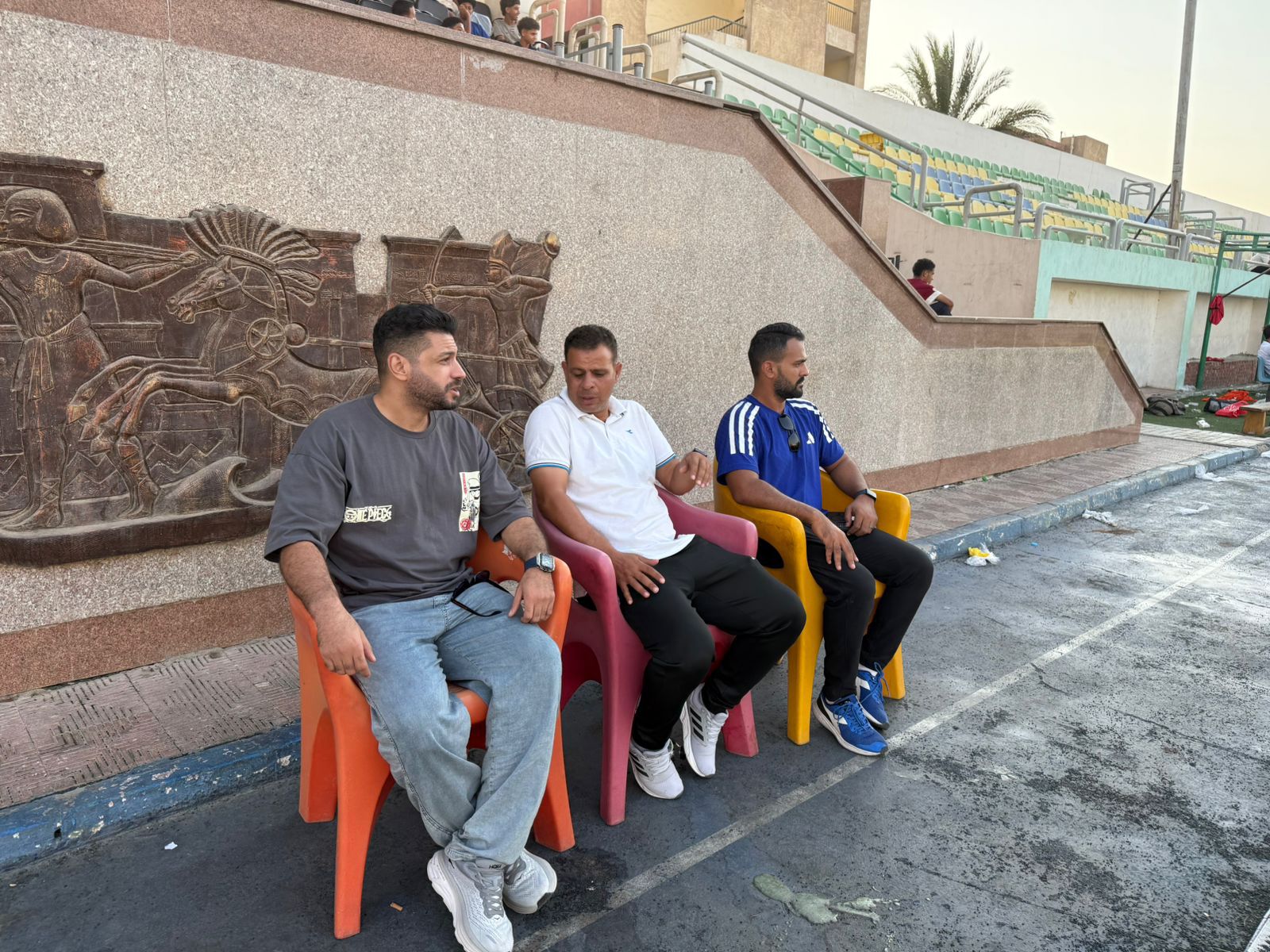 شريف عبد الفضيل مع مسئولى نادى طلائع الجيش