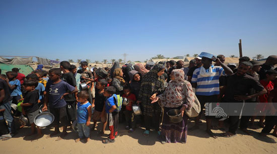 طوابير الأوانى للحصول على الطعام فى دير البلح