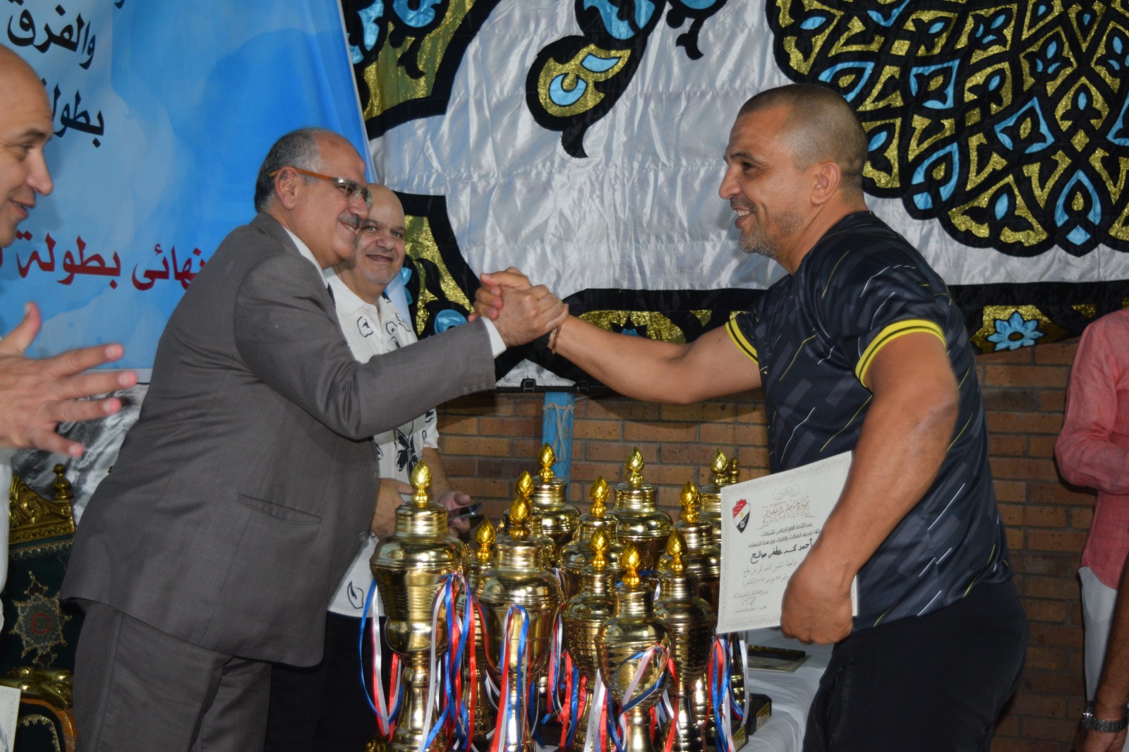 استلام كؤوس البطولة