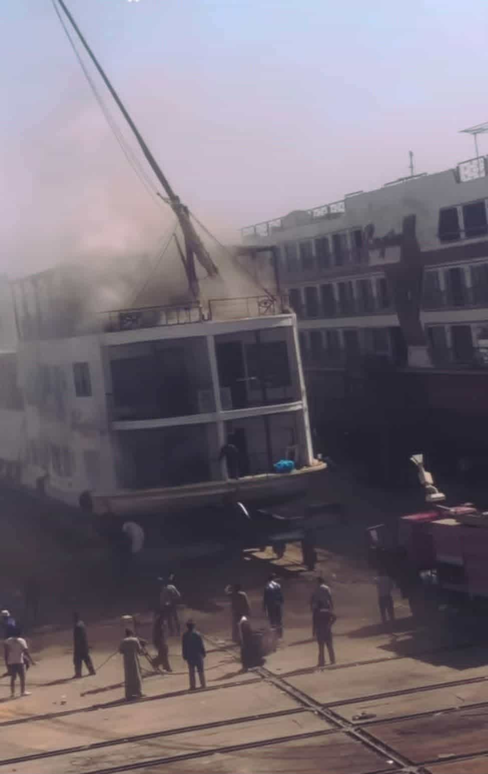 السيطرة على حريق بمركب سياحى أثناء رسوها بمرسى مدينة إدفو (1)