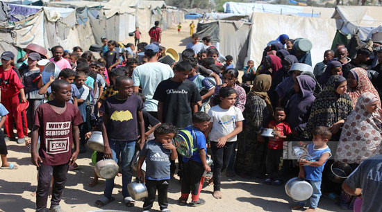 زحام على تكية توزيع الطعام