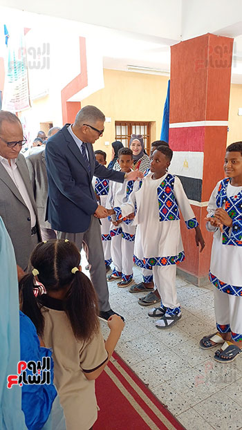 استقبال-محافظ-أسوان-بمدرسة-محمد-دمرداش