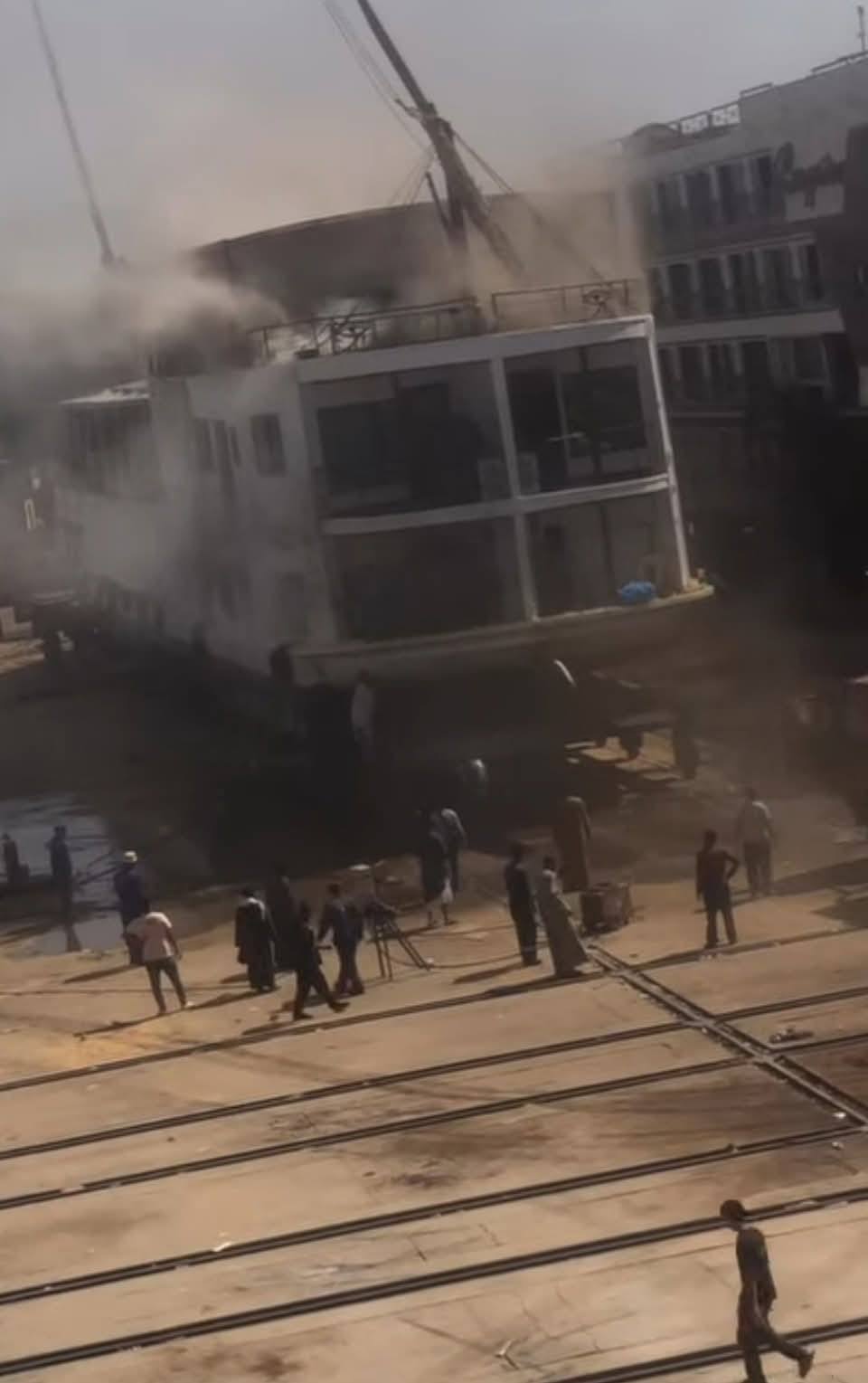 السيطرة على حريق بمركب سياحى أثناء رسوها بمرسى مدينة إدفو (3)