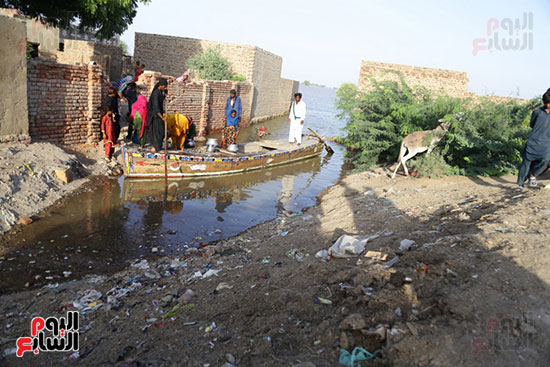 العائلات الباكستانية تهرب من الفيضانات باستخدام القوارب