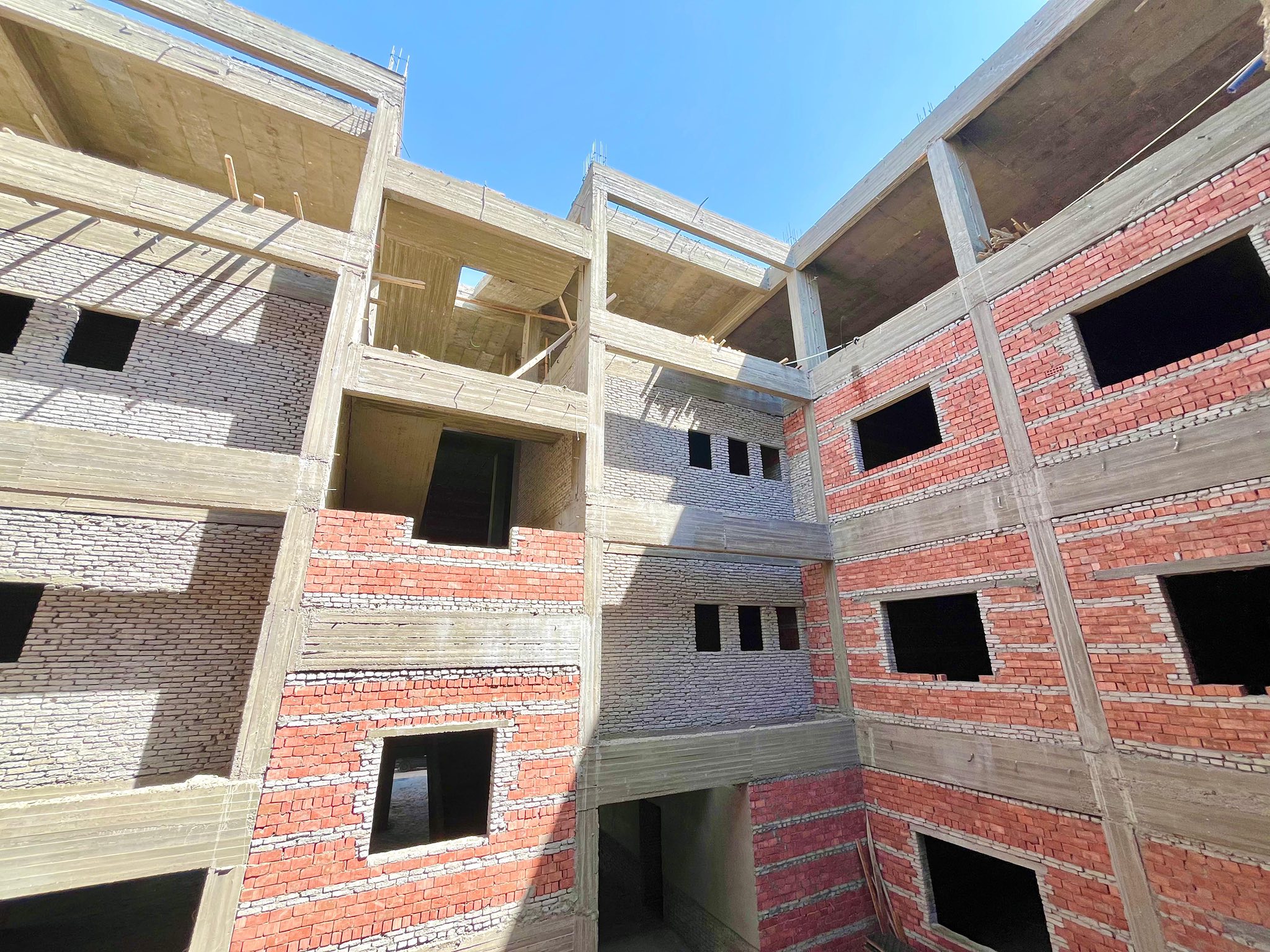 جانب من المشروعات الإنشائية والمستشفى الجامعي بالأقصر