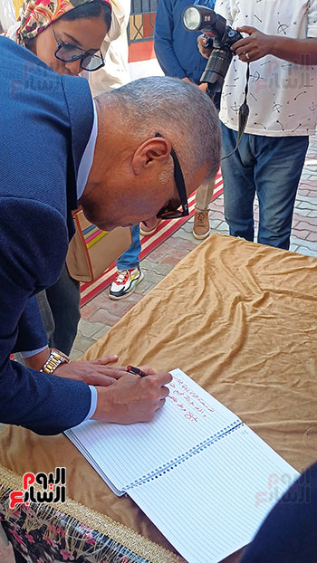 محافظ-أسوان-يوقع-فى-دفتر-زيارات-المدرسة