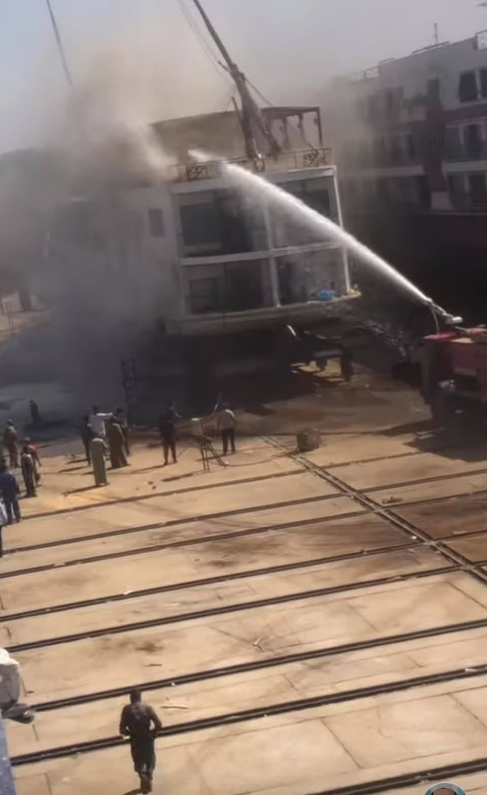 السيطرة على حريق بمركب سياحى أثناء رسوها بمرسى مدينة إدفو (2)