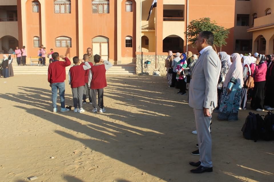 وكيل وزارة التعليم بالجيزة يتفقد انتظام الدراسة (2)