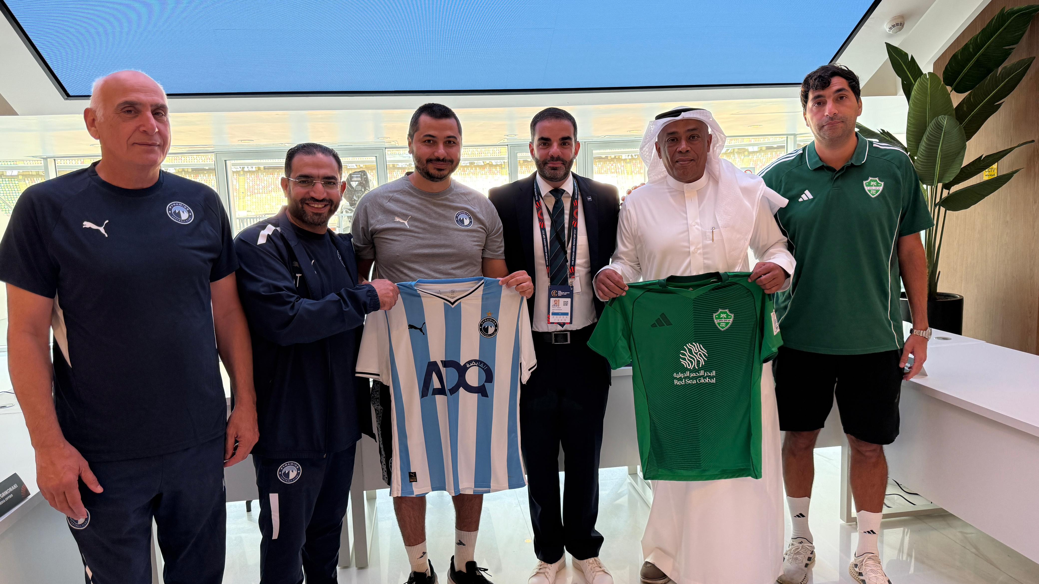 تبادل القمصان بين بيراميدز والاهلي السعودى