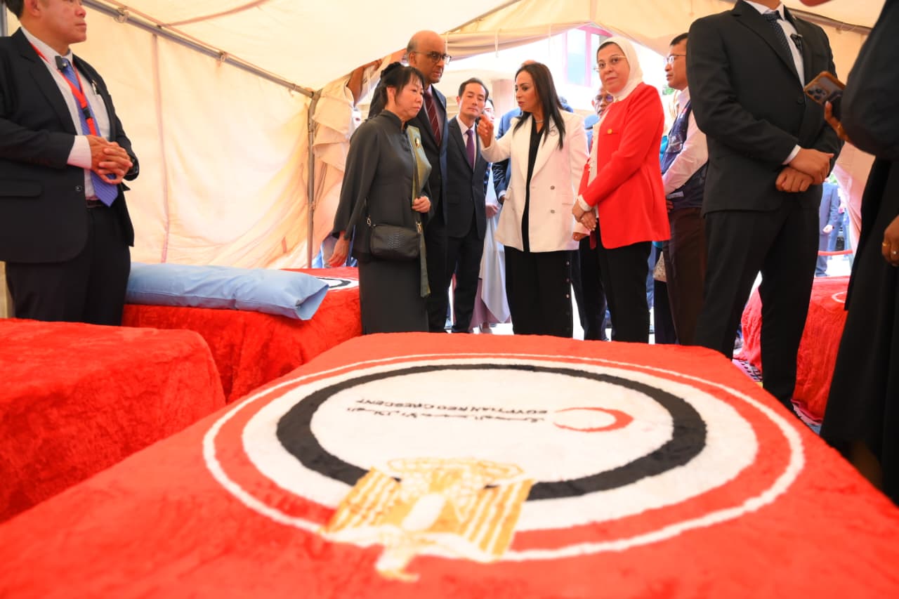 رئيس جمهورية سنغافورة وقرينته للهلال الأحمر المصري