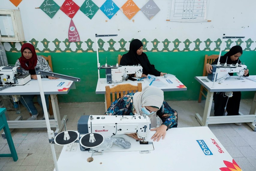 تعليم الخياطة للسيدات فى مركز التكوين المهنى بالأقصر