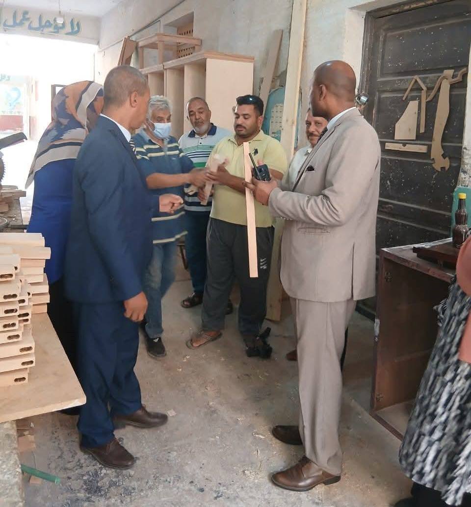 دعم الحرفيين فى ورش النجارة داخل مركز التكوين المهنى